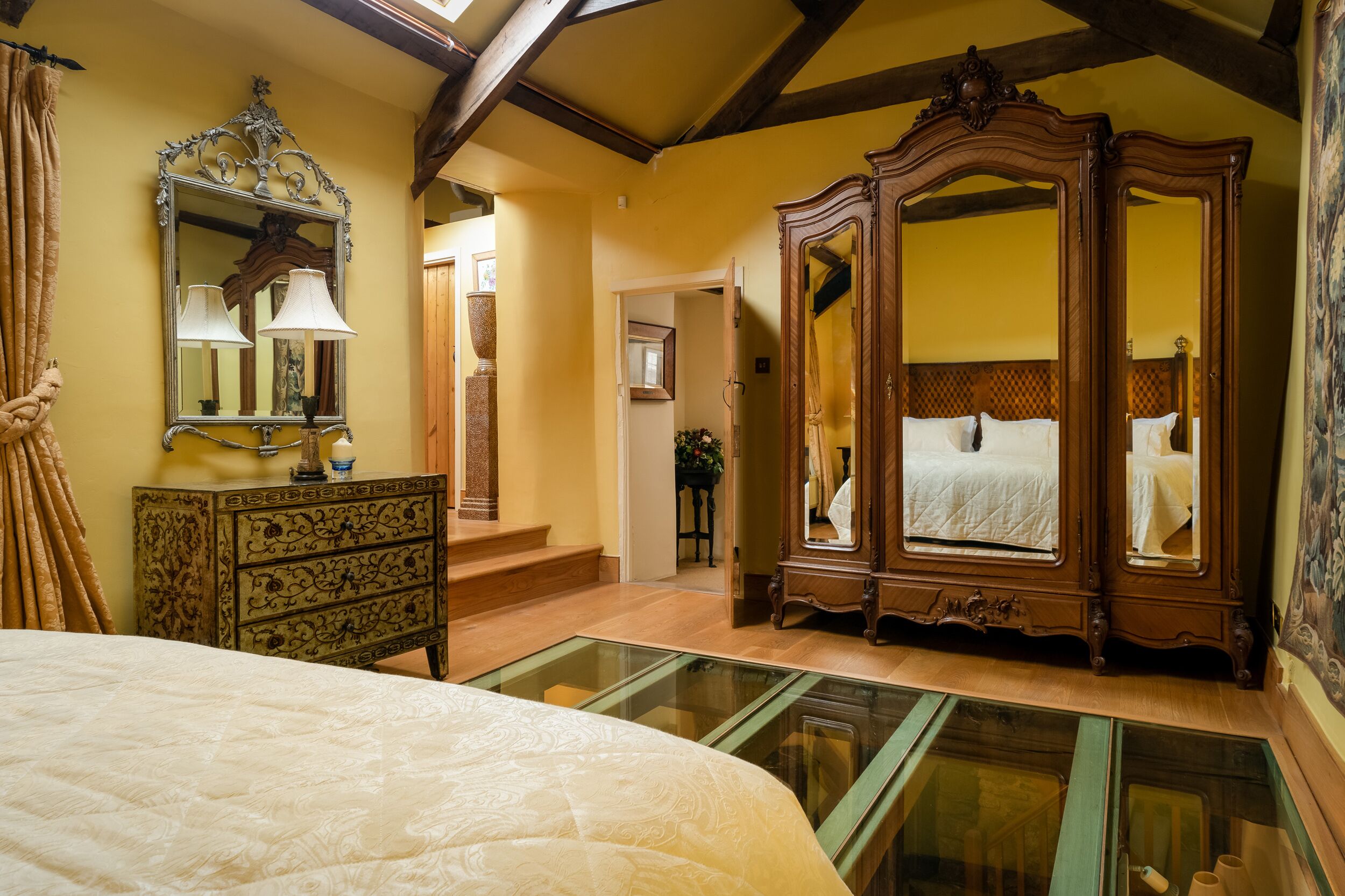 5 bedrooms, individually decorated, individually furnished, free WiFi