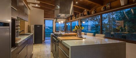 雪櫃、微波爐、焗爐、洗碗機