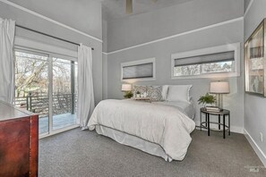 Työpöytä, ilmainen Wi-Fi, vuodevaatteet