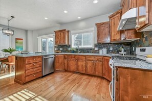 Jääkaappi, mikroaaltouuni, uuni, liesi