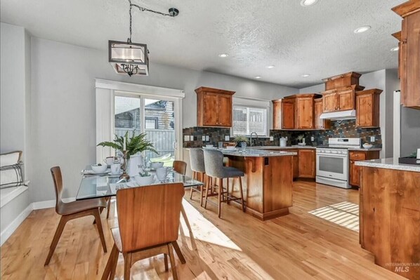 Jääkaappi, mikroaaltouuni, uuni, liesi