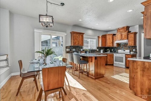 Contemporary Boise-East End 5 Bedroom Home