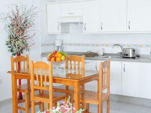 Fridge, microwave, cookware/dishes/utensils - 2-Schlafzimmer-Wohnung by Interhome (Vecindario)