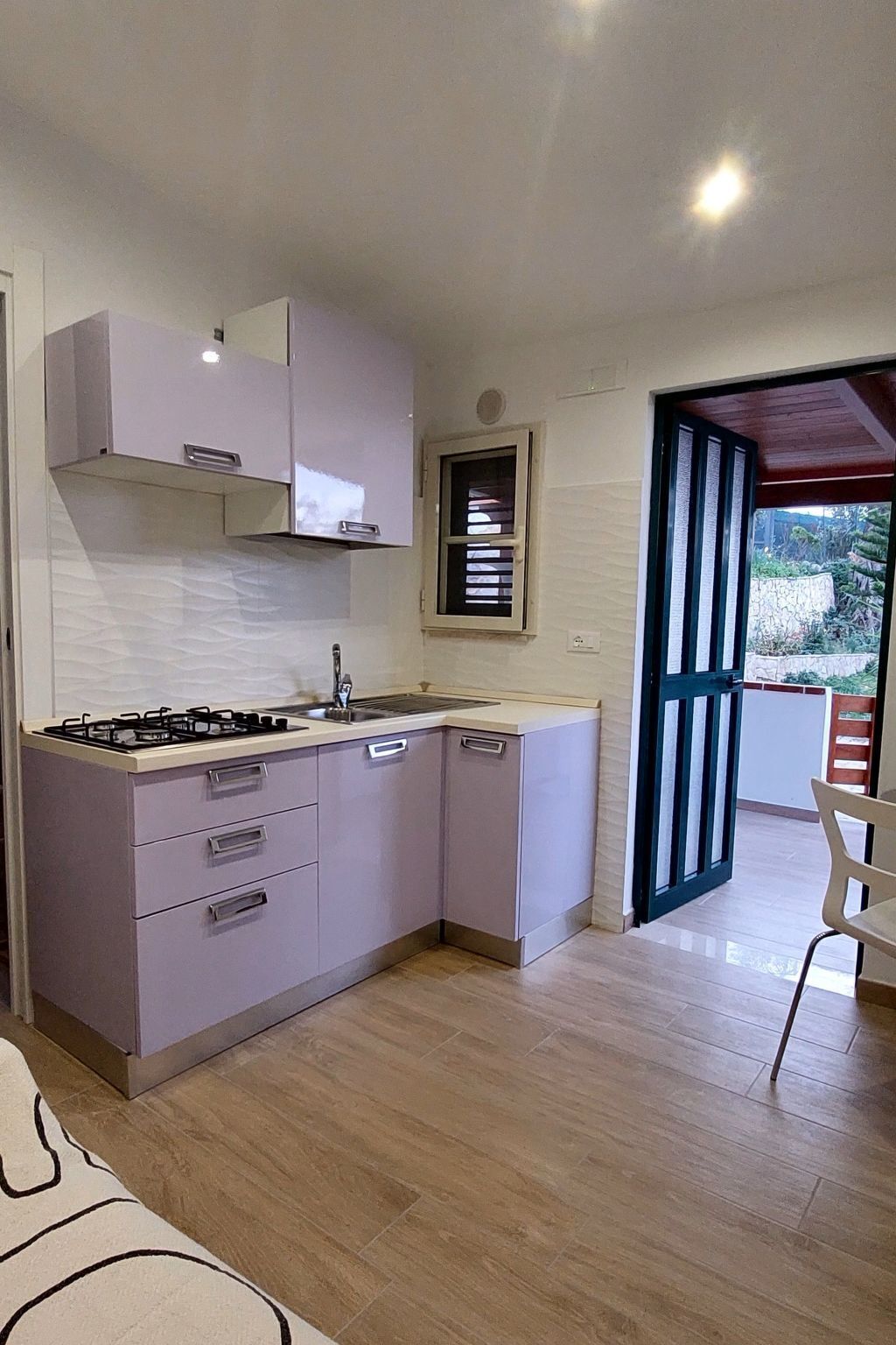 Køleskab, mikrobølgeovn, køkkentøj/tallerkener/redskaber