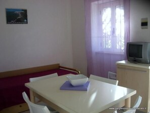 Dining - Zwei-Zimmer-Penthouse-Wohnung mit Terrasse mit Meerblick by Interhome (Peschici)