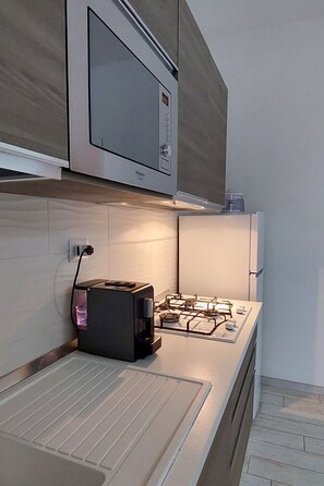 Frigorifero, microonde, pentole/stoviglie/utensili