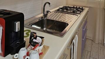 Fridge, cookware/dishes/utensils