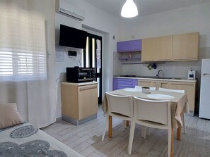 Fridge, cookware/dishes/utensils - Zwei-Zimmer-Penthouse-Wohnung mit Terrasse mit Meerblick by Interhome (Peschici)