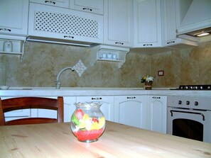 Refrigerador, horno y utensilios de cocina 