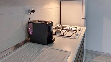 Kühlschrank, Mikrowelle, Kochgeschirr/Geschirr/Besteck