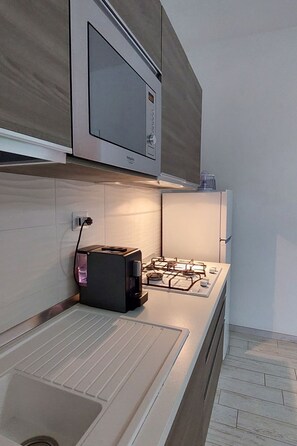 Réfrigérateur, micro-ondes, batterie de cuisine, vaisselle et ustensiles