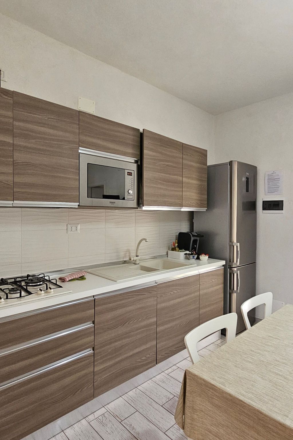 Frigorífico, microondas y utensilios de cocina