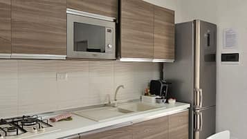 Frigorífico, microondas y utensilios de cocina