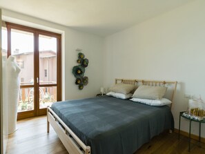 Bedroom - Wohnung 'Abstieg zum See' mit Wasserblick by Interhome (Fonteno)