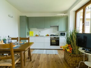 Kühlschrank, Mikrowelle, Ofen, Kochgeschirr/Geschirr/Besteck