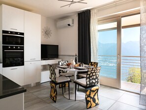 Dining - Lights on the Lake Zweizimmerwohnung mit Terrass by Interhome (Fonteno)