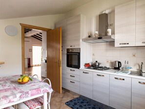 Fridge, microwave, oven, dishwasher - Gioia del Verde - Raum, Terrasse und Seeblick by Interhome (Fonteno)