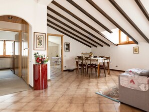 Interior - Gioia del Verde - Raum, Terrasse und Seeblick by Interhome (Fonteno)
