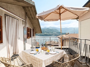 Outdoor dining - Gioia del Verde - Raum, Terrasse und Seeblick by Interhome (Fonteno)