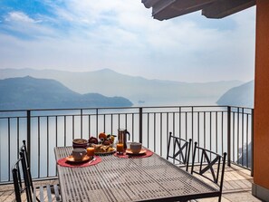 Outdoor dining - Terrazza a Lago - Zweizimmerwohnung mit Terrasse und Schwimmbad by Interhome (Fonteno)