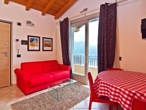 Living area - Terrazza a Lago - Zweizimmerwohnung mit Terrasse und Schwimmbad by Interhome (Fonteno)