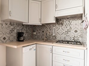 Jääkaappi, mikroaaltouuni, uuni, astianpesukone