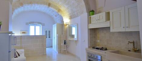 Kylskåp, ugn och grytor/köksredskap