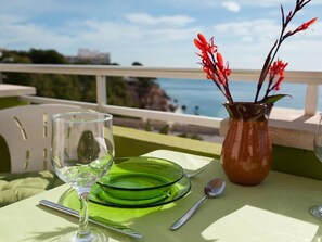 Outdoor dining - mit Blick auf das Wasser by Interhome (Miami Platja)