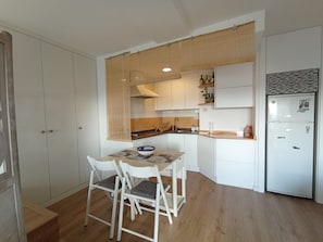 Refrigerador, microondas, horno y utensilios de cocina 
