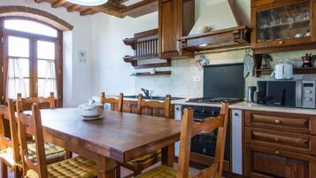 Fridge, oven, dishwasher, cookware/dishes/utensils