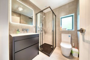 Haartrockner, Handtücher, Seife, Toilettenpapier