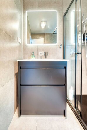 ヘアドライヤー、タオル、石鹸、トイレットペーパー