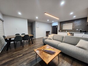 Living area - Auckland Airport Abode 2 x ensuites (Papatoetoe Auckland)