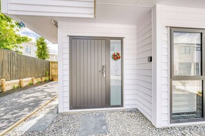 Exterior detail - Auckland Airport Abode 2 x ensuites (Papatoetoe Auckland)