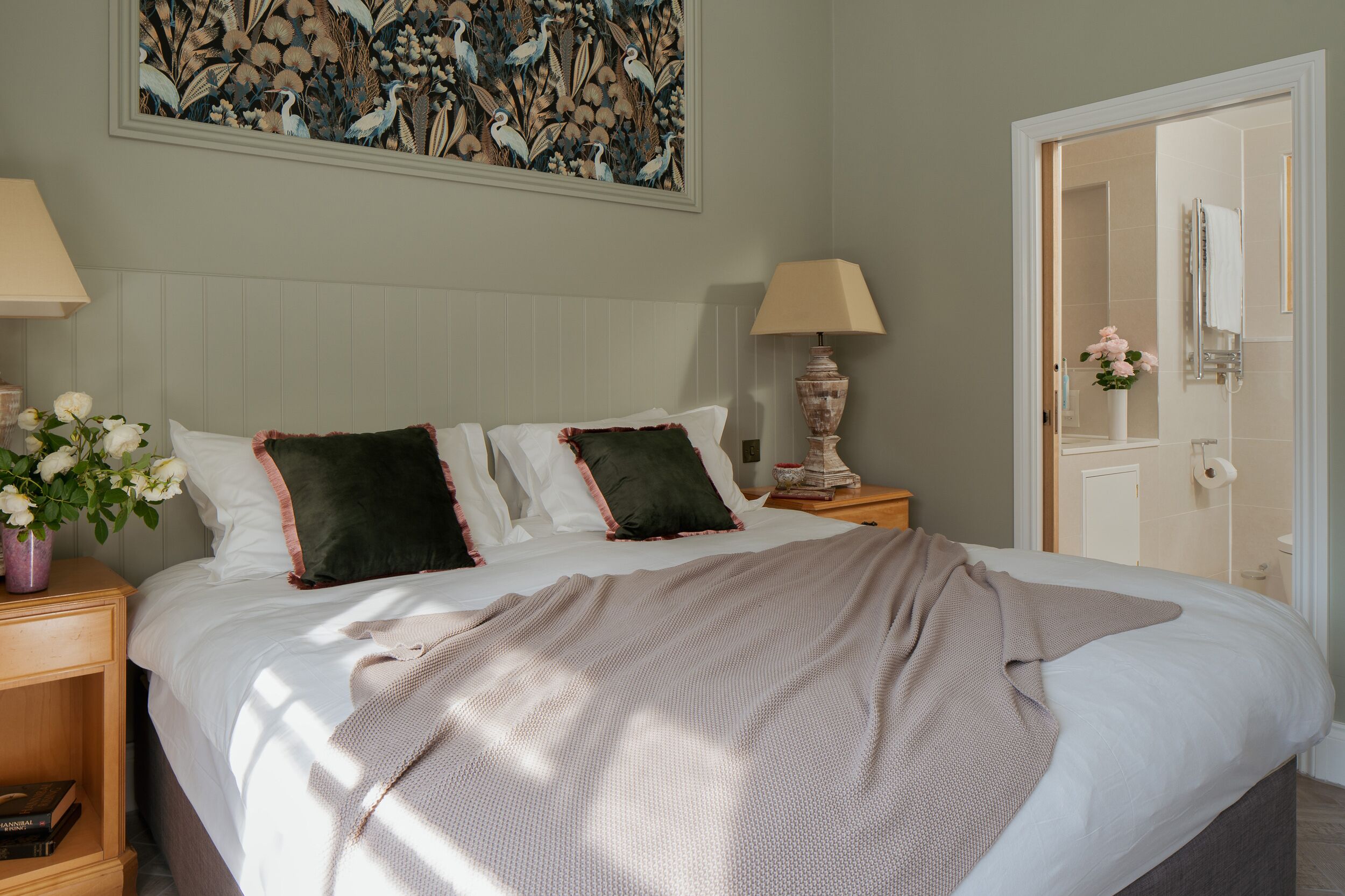 2 phòng ngủ, trang trí khác biệt 