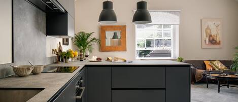 Lave-vaisselle, batterie de cuisine, vaisselle et ustensiles