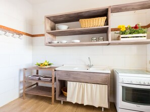 Fridge, oven, cookware/dishes/utensils - Villa Stelladali 100 m vom Sandstrand entfernt by Interhome (Carovigno)