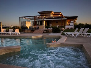 Pool - Can Vanrell, mit Schwimmbad, Jacuzzi und Rasenfläche. by Interhome (Muro)