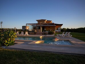 Pool - Can Vanrell, mit Schwimmbad, Jacuzzi und Rasenfläche. by Interhome (Muro)