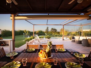 Outdoor dining - Can Vanrell, mit Schwimmbad, Jacuzzi und Rasenfläche. by Interhome (Muro)