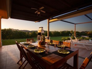Outdoor dining - Can Vanrell, mit Schwimmbad, Jacuzzi und Rasenfläche. by Interhome (Muro)