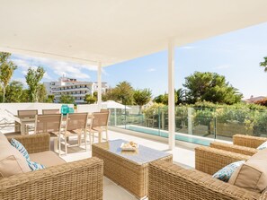 Outdoor dining - Villa Lucia mit Meerblick und Pool in Santo Tomas by Interhome (Es Migjorn Gran)