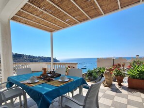 Outdoor dining - 'Villa Rizzo' mit Terrasse by Interhome (Castro)