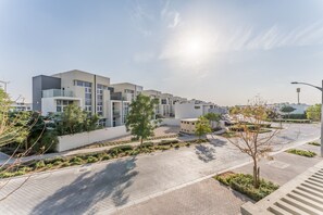 Exterior - Well-Connected, Family-Friendly Community with Resort-Style Amenities, Minutes from Major Malls (Dubai)