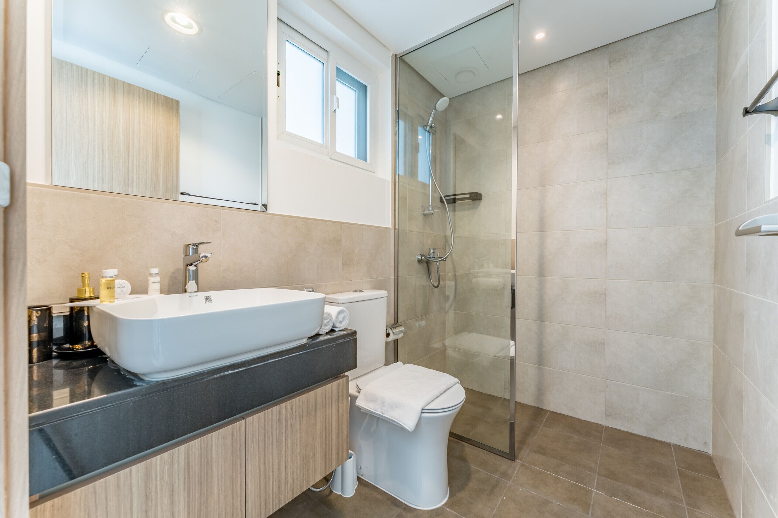 Een douche, een haardroger, een bidet, handdoeken