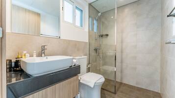 Een douche, een haardroger, een bidet, handdoeken
