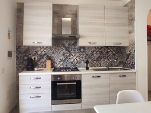 Fridge, microwave, oven, cookware/dishes/utensils - Casallende von Holiday World by Interhome (Marina di Pescoluse)