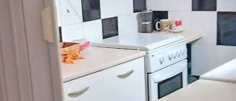 Fridge, cookware/dishes/utensils