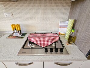 Jääkaappi, uuni, astianpesukone, keittoastiat/astiat/ruokailuvälineet