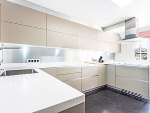 Refrigerador, microondas, horno y lavavajillas 